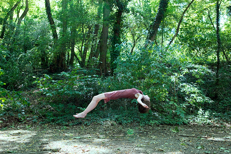 Fotomontage: Jutta Wiemer schwebt im Wald