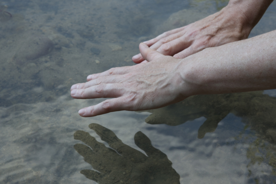 Foto: Hände überm Wasser